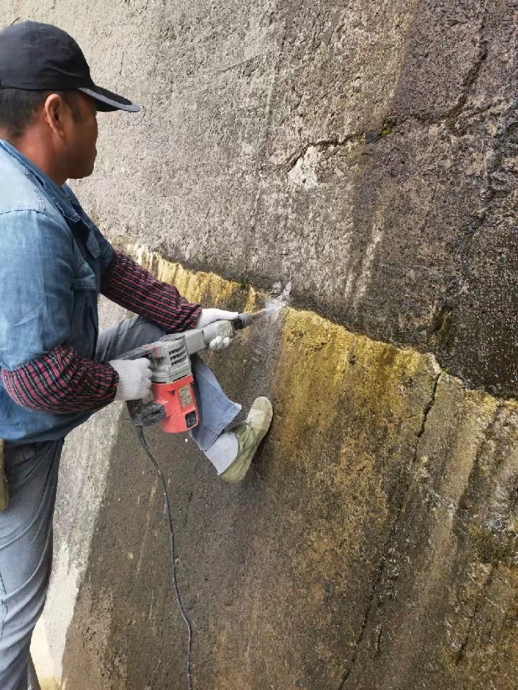 地下室建筑面澆完之后漏水怎么修？